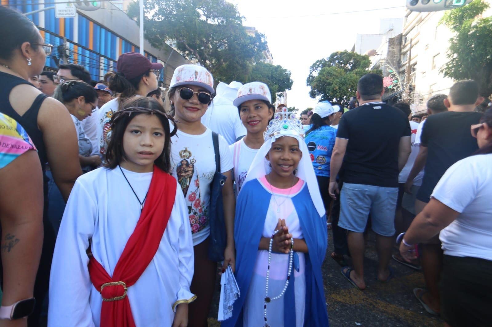 Sâmia Cristina acompanha o filho João Pedro, vestido de Jesus, em agradecimento à melhora de sua saúde